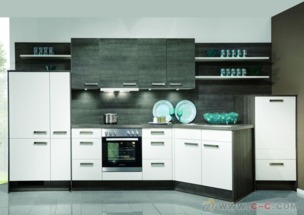 鋼琴烤漆工藝在汽車烤漆與櫥柜定制加工中的一體化應用